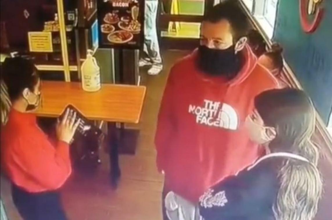Serveerster herkent DEZE wereldster niet door mondmasker: Kom alsjeblieft terug! (video)