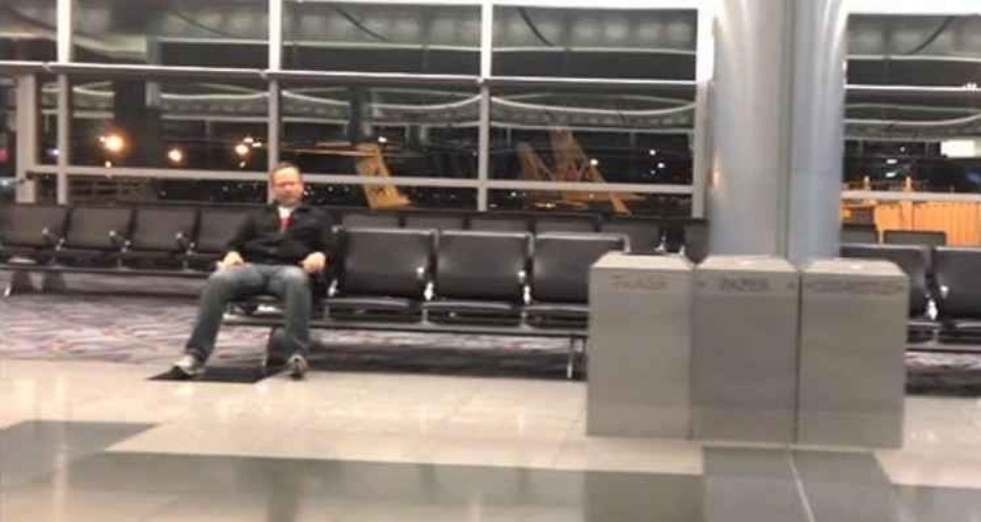 Man maakt hilarische videoclip tijdens zijn eenzame nacht op de luchthaven  