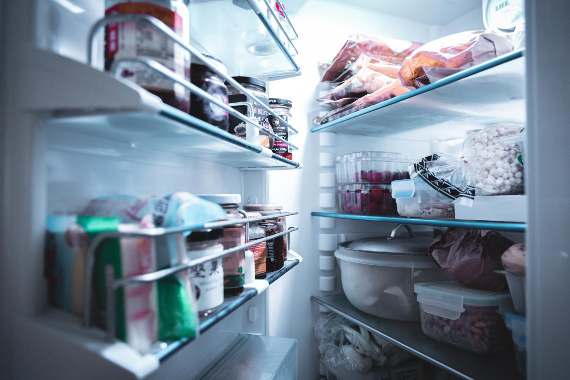 LIFEHACK. Zo laat je je frigo weer fris ruiken