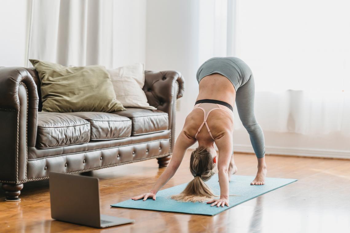 De beste yogaposes om te proberen van achter je bureaustoel