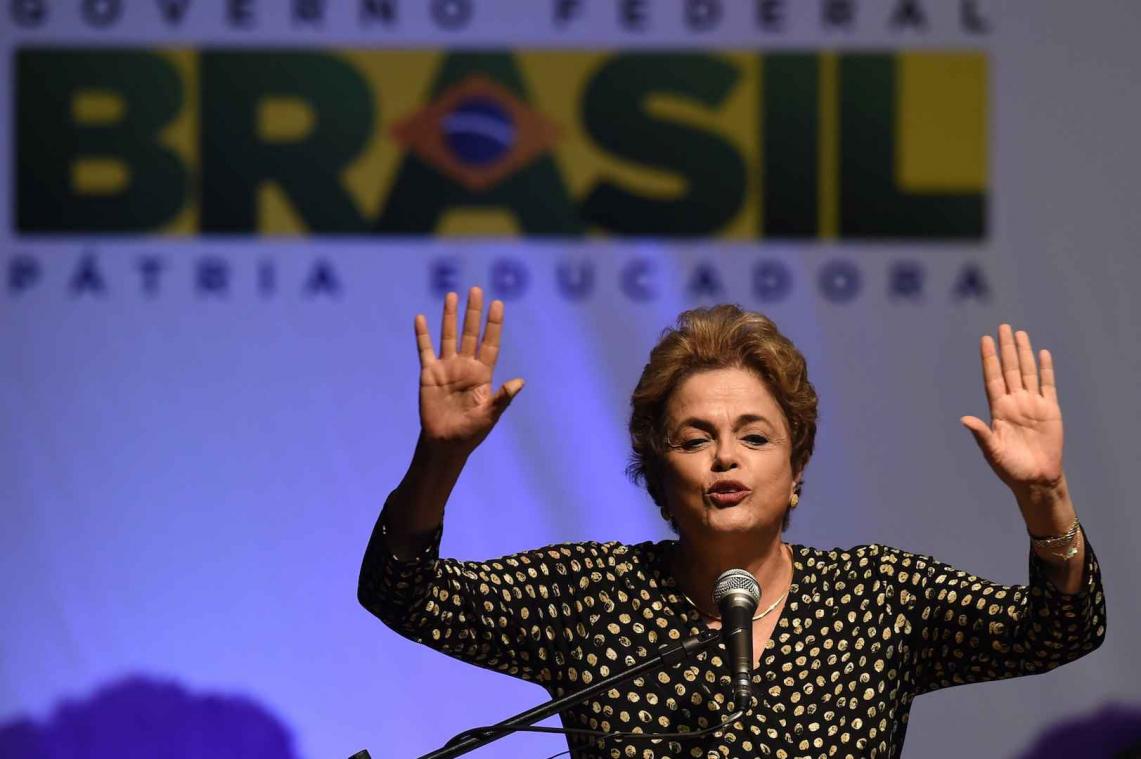 Braziliaanse presidente Dilma Rousseff staat met anderhalf been buiten