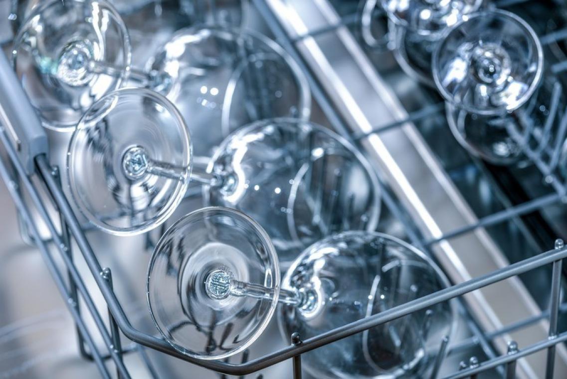 LIFEHACK. Door deze 'geheime' functie passen je wijnglazen wél in de vaatwasser