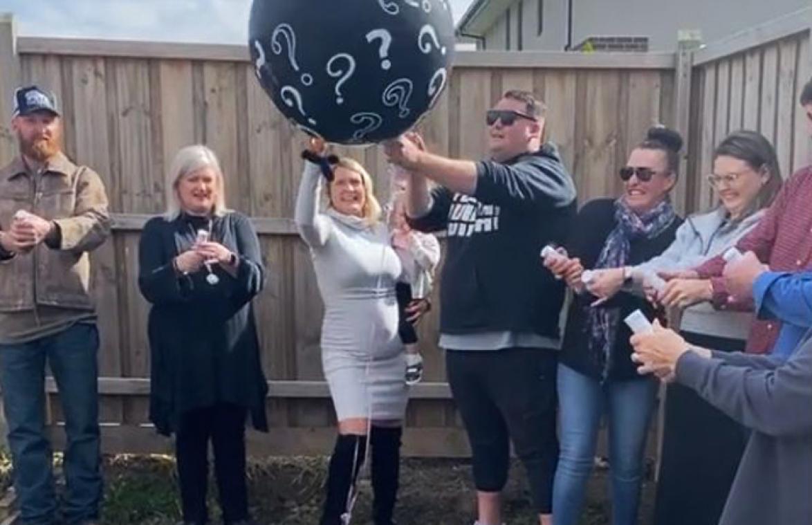 Man is erg teleurgesteld tijdens gender reveal: "Ik hoop dat je dochter dit later niet ziet" (video)