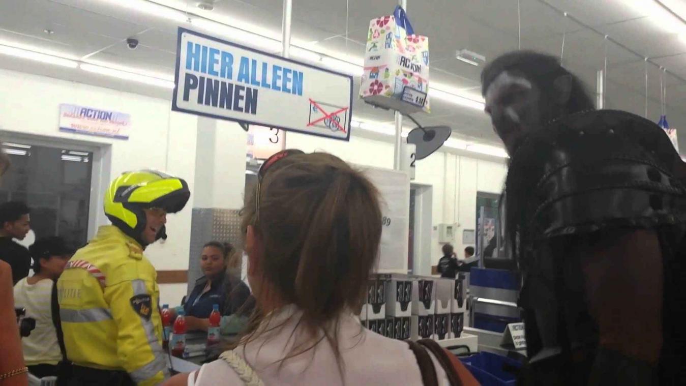 Uruk-Hai jaagt mensen de stuipen op het lijf in Nederlandse supermarkt
