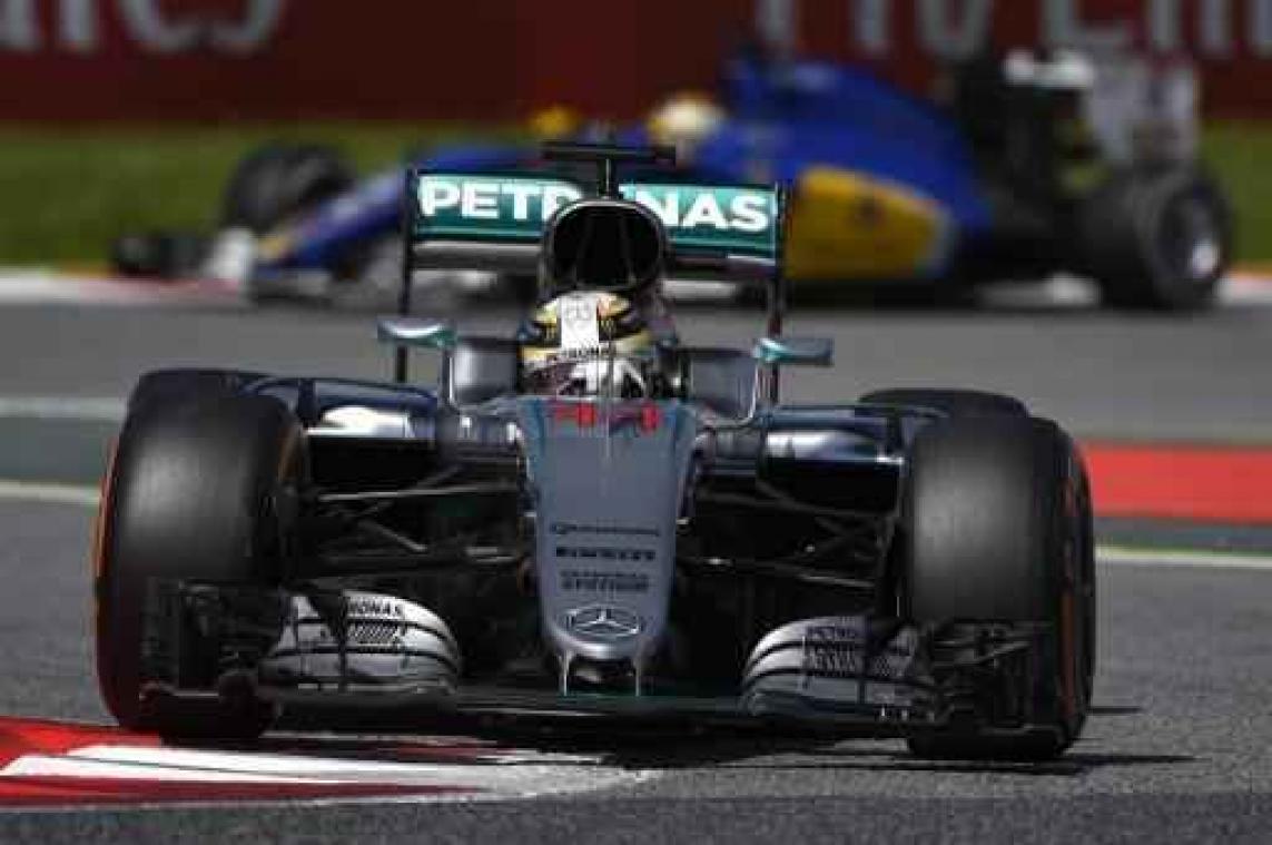 Hamilton pakt de pole, Verstappen knap vierde in GP F1 van Spanje