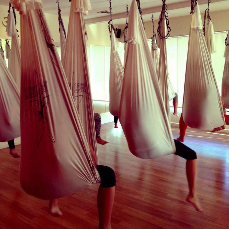 Yoga in een hangmat is nieuwste fitnessrage