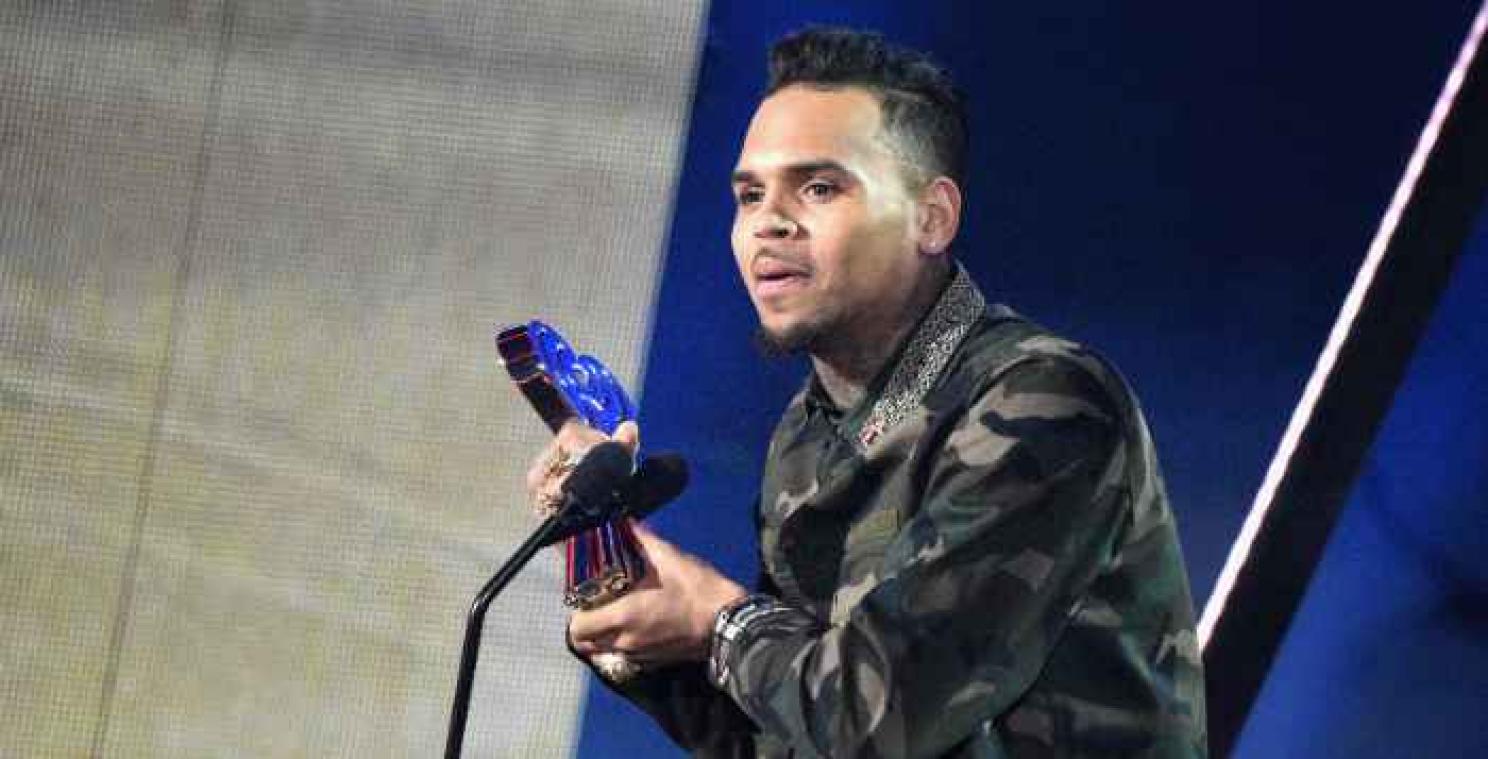 Blowende Chris Brown uit privéjet gezet