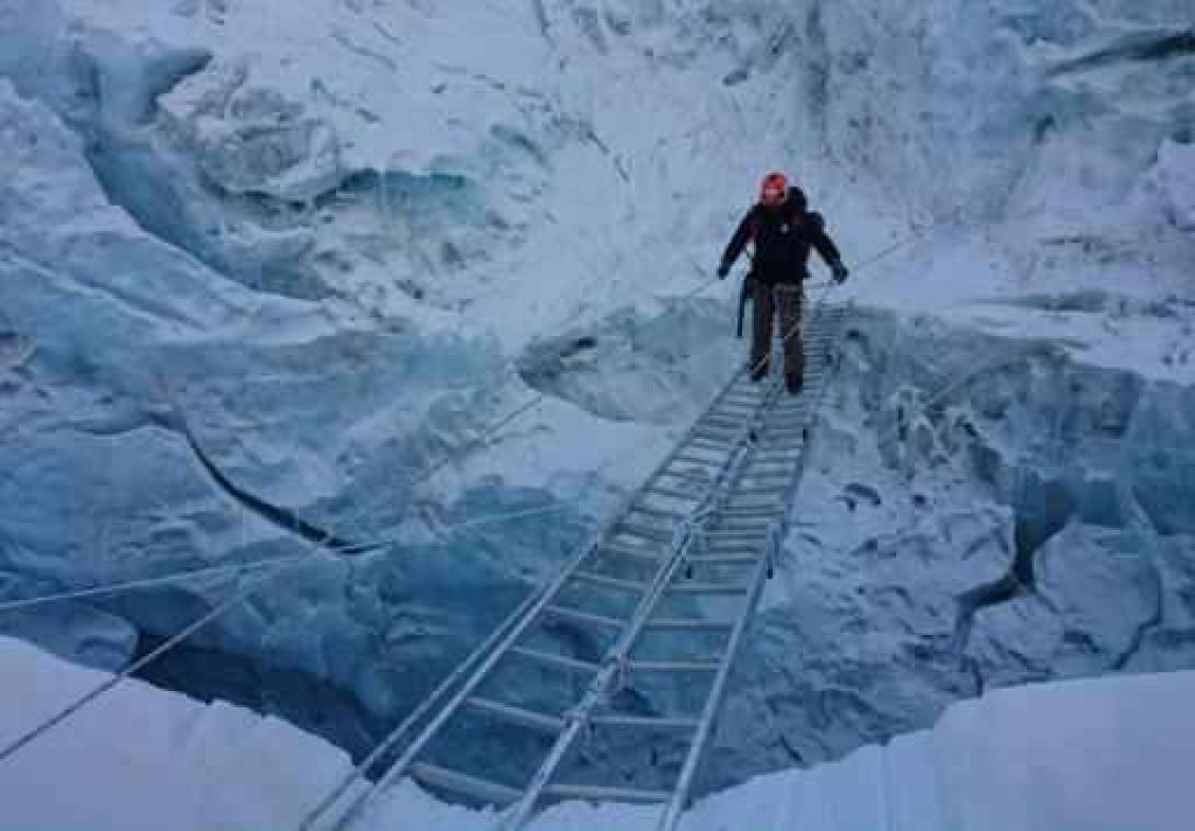 Meer dan 150 bergbeklimmers bereiken top van de Mount Everest op dezelfde dag