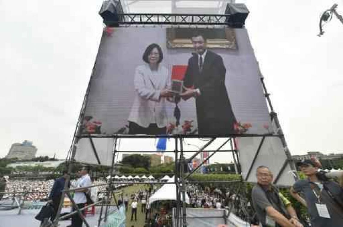 Eerste vrouwelijke president van Taiwan legt eed af