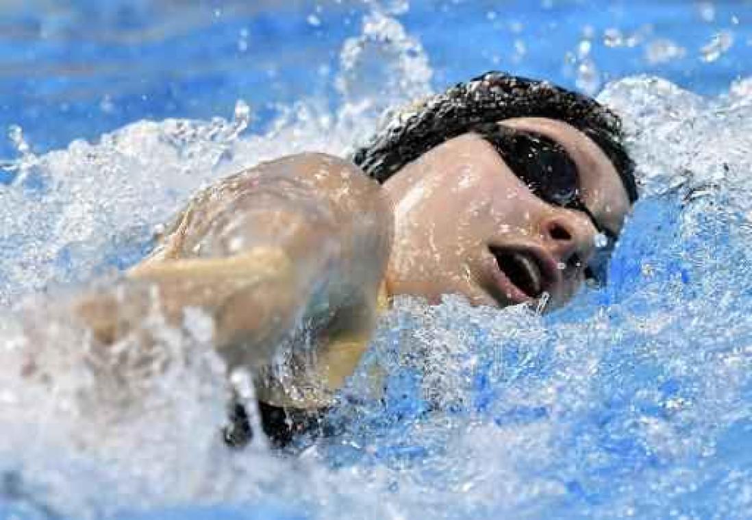 Lotte Goris stoot met Belgisch record door naar halve finales 200 meter vrij