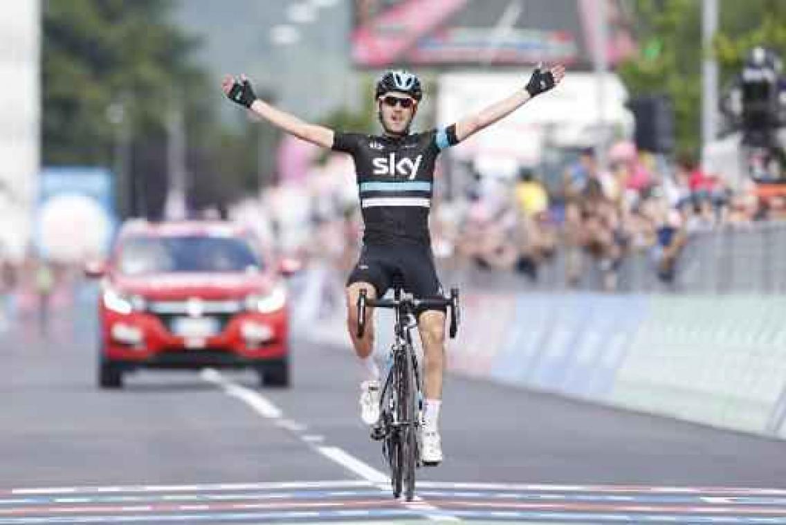 Mikel Nieve pakt bloemen op de Giro