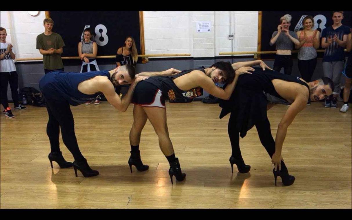 Mannen dansen elegant op medley van Beyoncé... op naaldhakken
