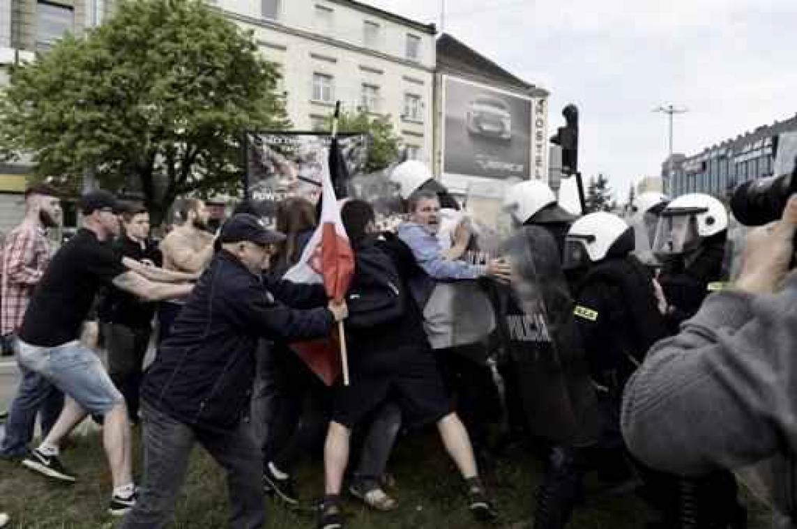 Hooligans vallen LGBT-mars aan in Polen