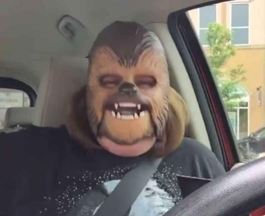 Moeder met Chewbacca-masker verovert het internet