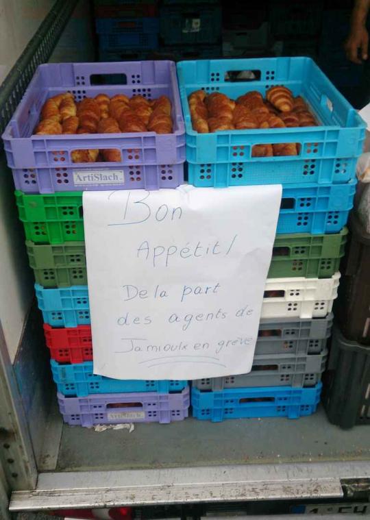Cipiers proberen gevangenen te sussen met koffiekoeken