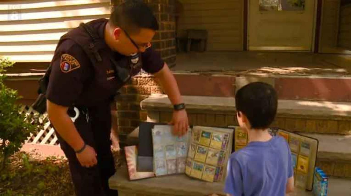 Politieagent schenkt jongetje eigen collectie Pokémon-kaarten