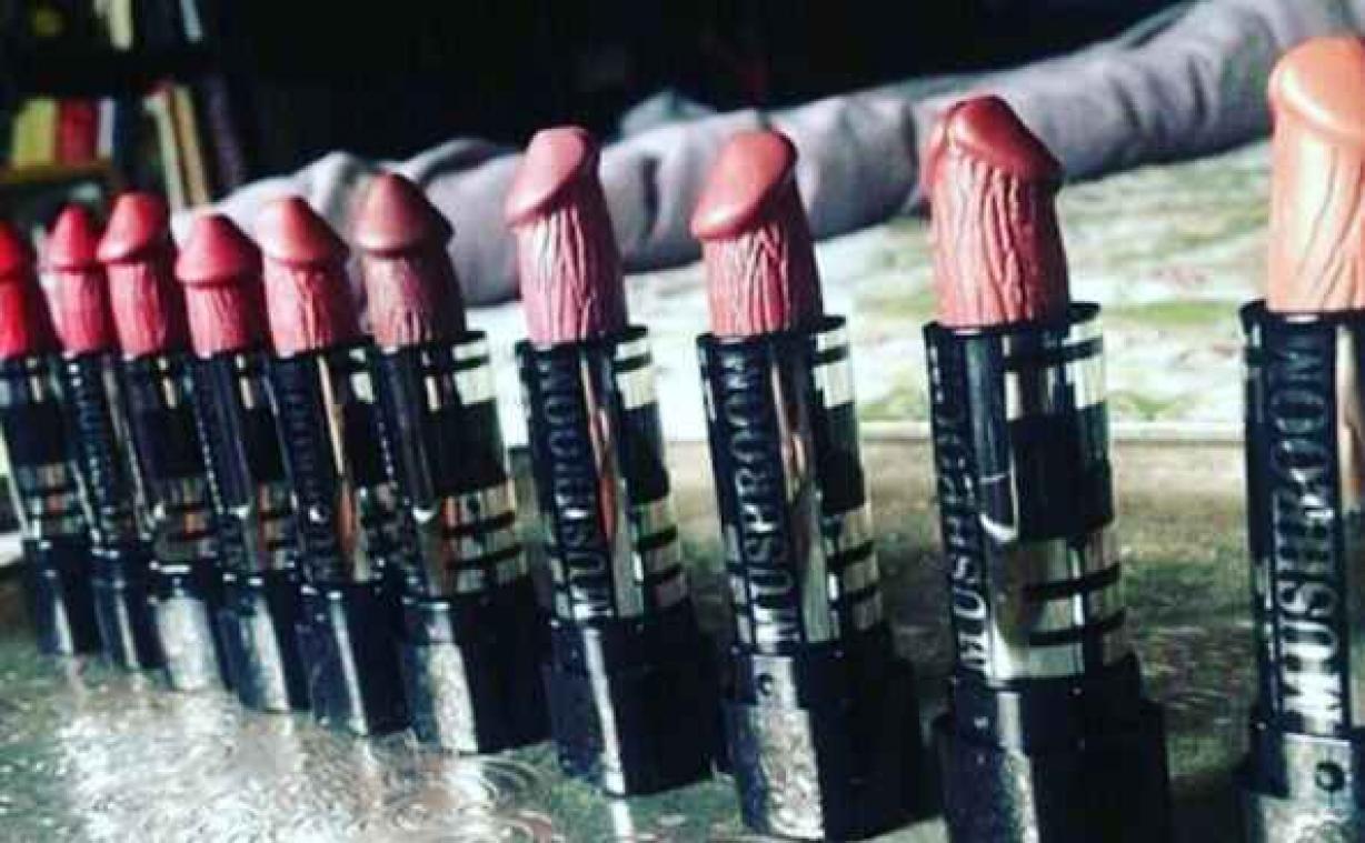 Deze lippenstift heeft de vorm van een penis