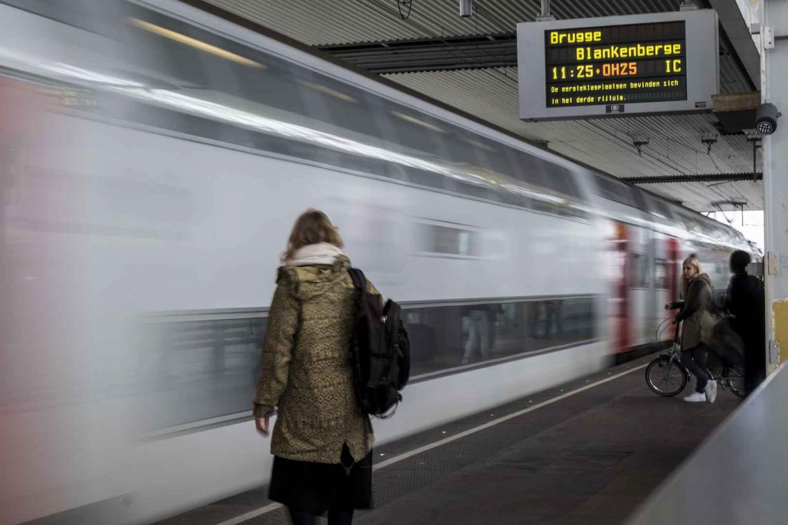 "NMBS bevoordeelt betogers en gijzelt pendelaars"
