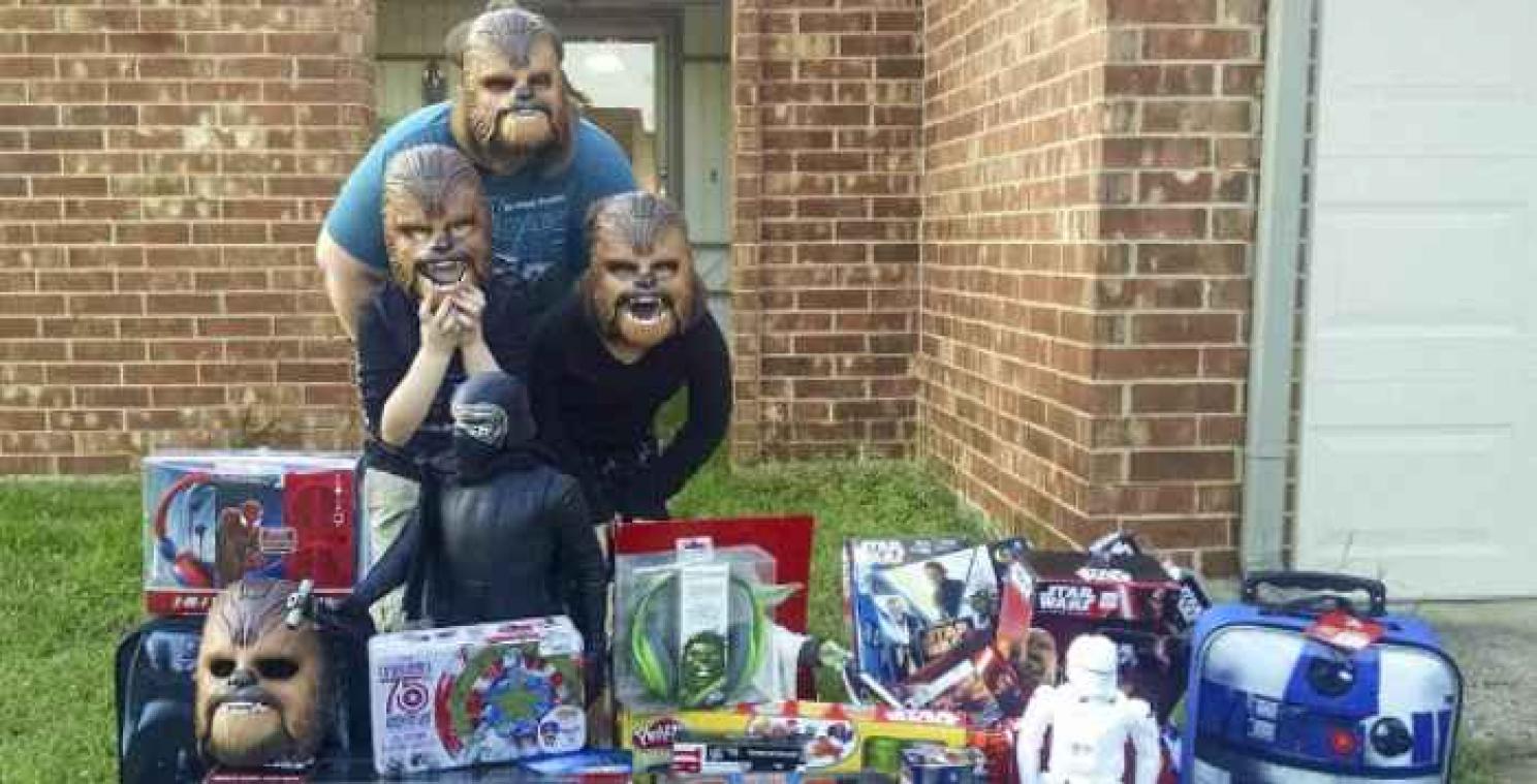 Chewbacca-maskers uitverkocht na hilarische video