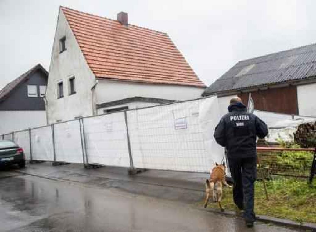 Lijkhonden speuren aan 'horrorhuis' Höxter naar resten van slachtoffer