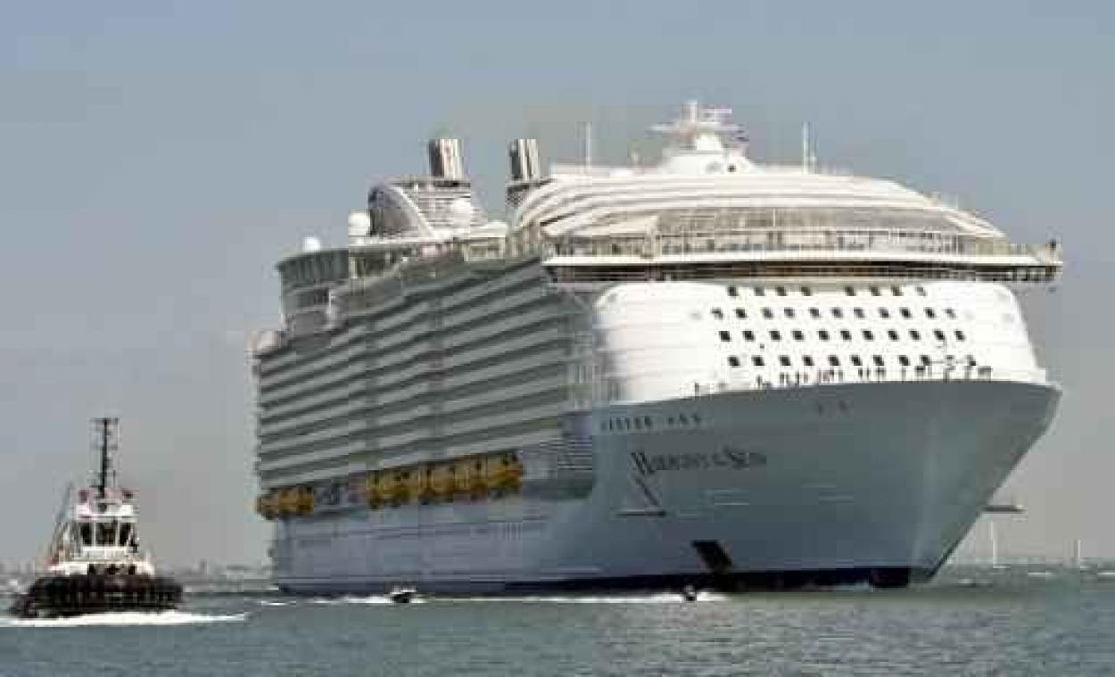 Grootste cruiseschip legt aan in Rotterdam