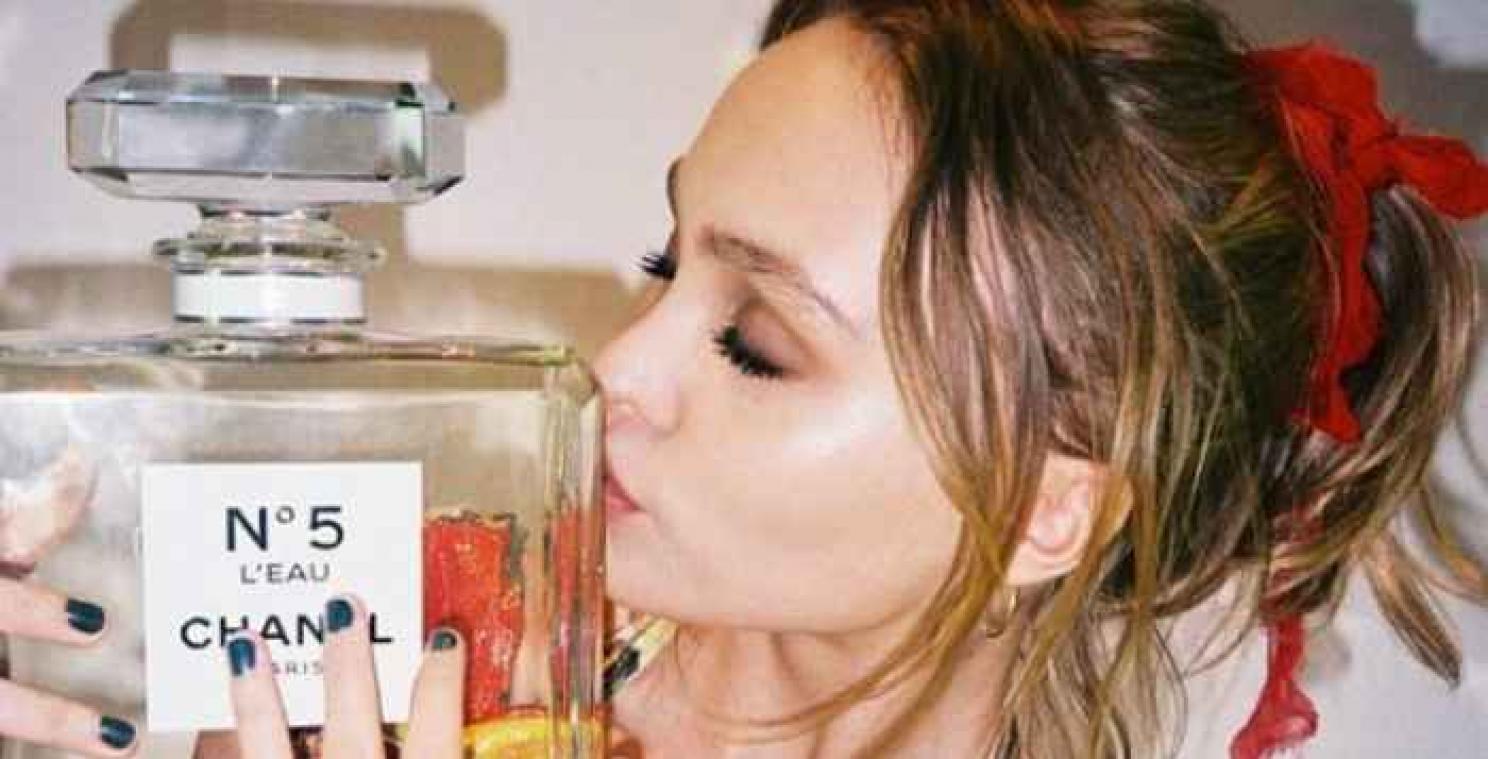 Lily-Rose Depp siert nieuwe campagne van Chanel