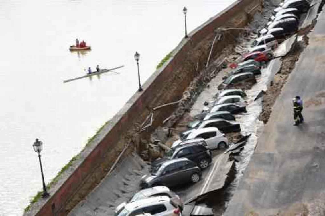 Kade nabij Ponte Vecchio in Firenze ingestort