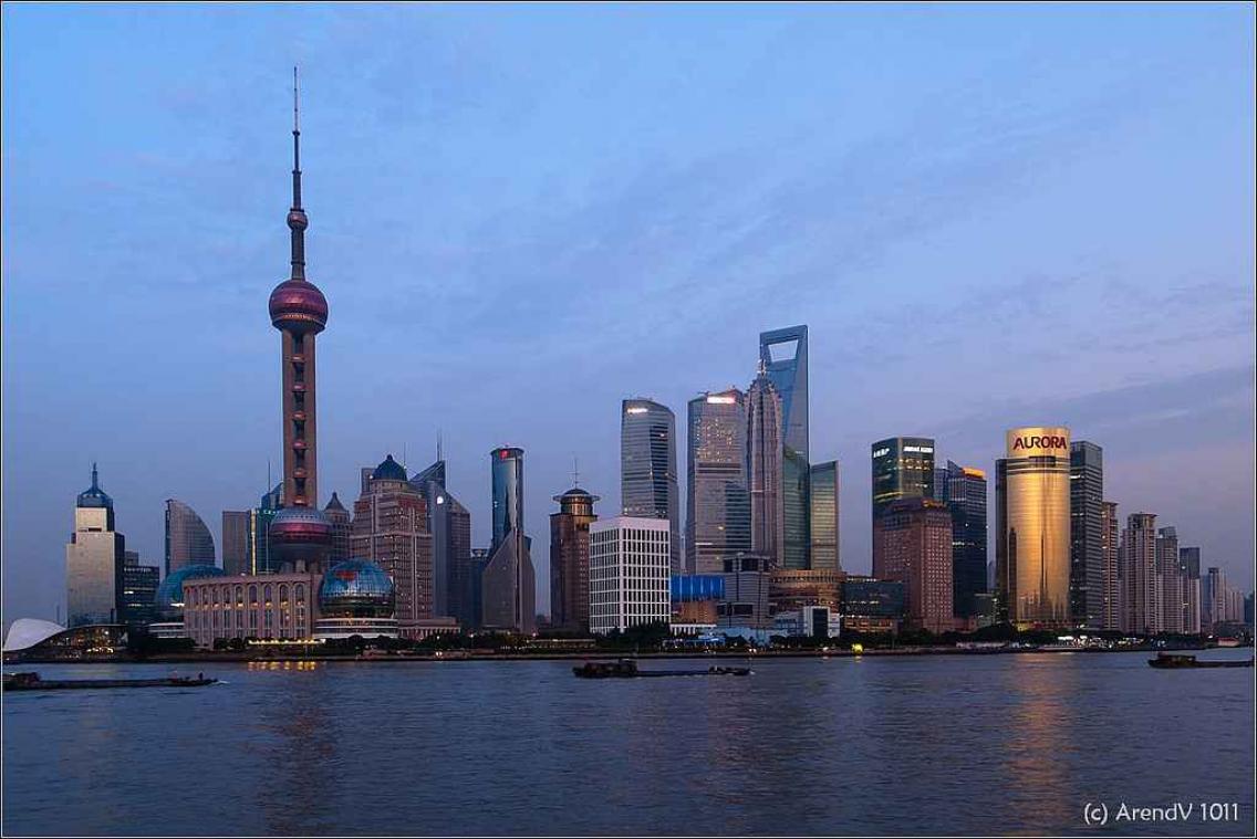 Chinees gebouw kantelt spectaculair om