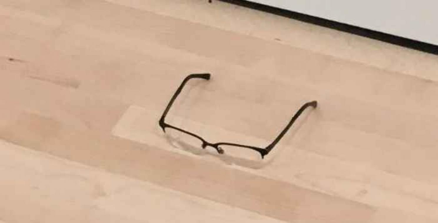Internet lacht met museumbezoekers die achtergelaten bril tot kunst verheffen