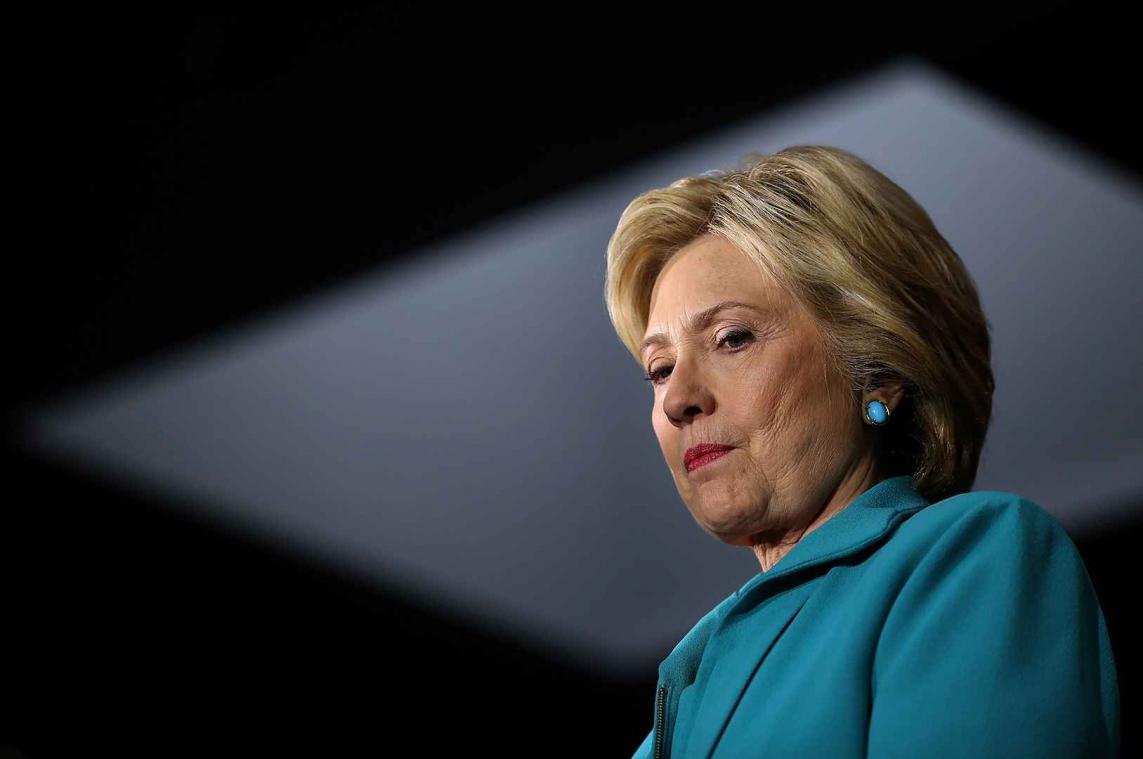 Het wordt heet onder de voeten van Hillary Clinton