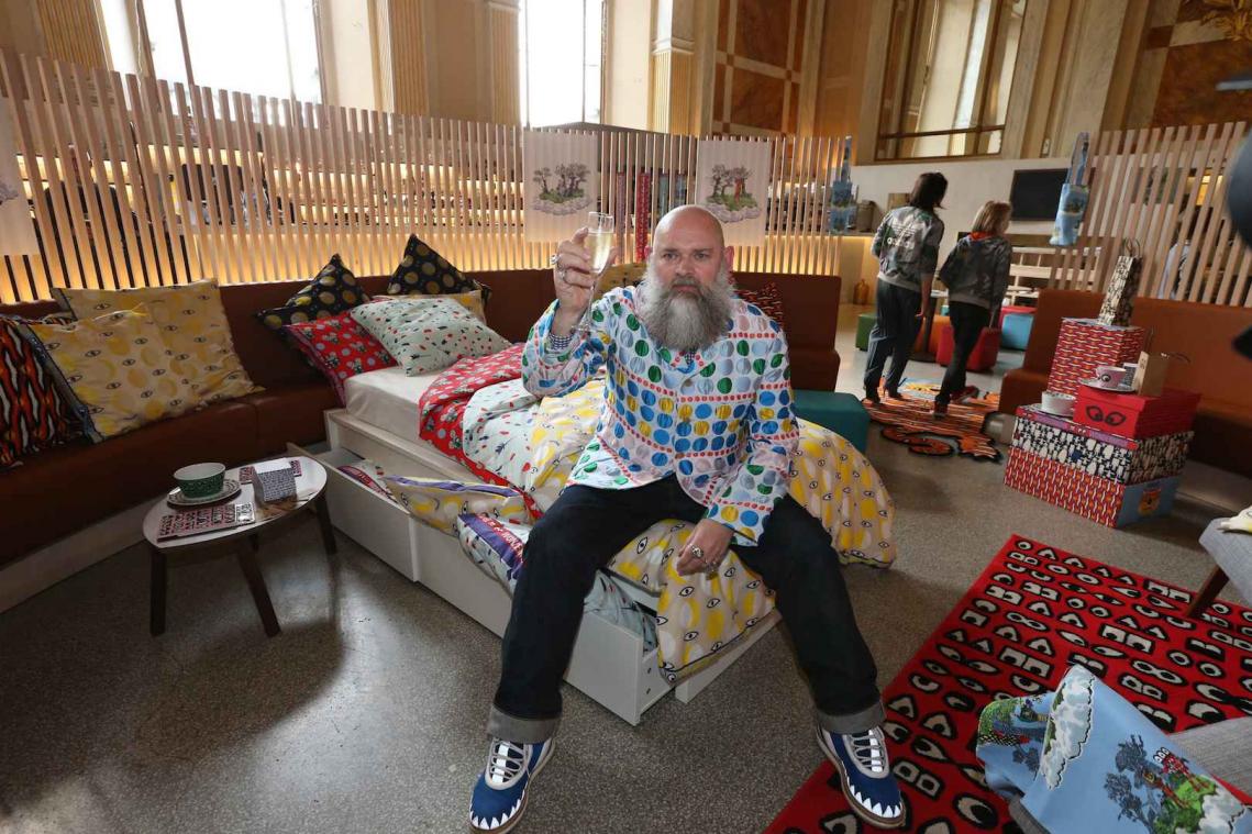 Walter Van Beirendonck stelt Ikea-ontwerpen voor in treinstation