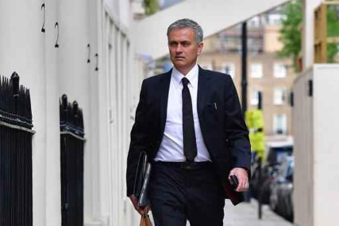 Premier League - José Mourinho tekent voor drie jaar bij Manchester United