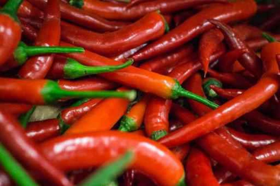 Moeder straft zoon met peper tussen de billen