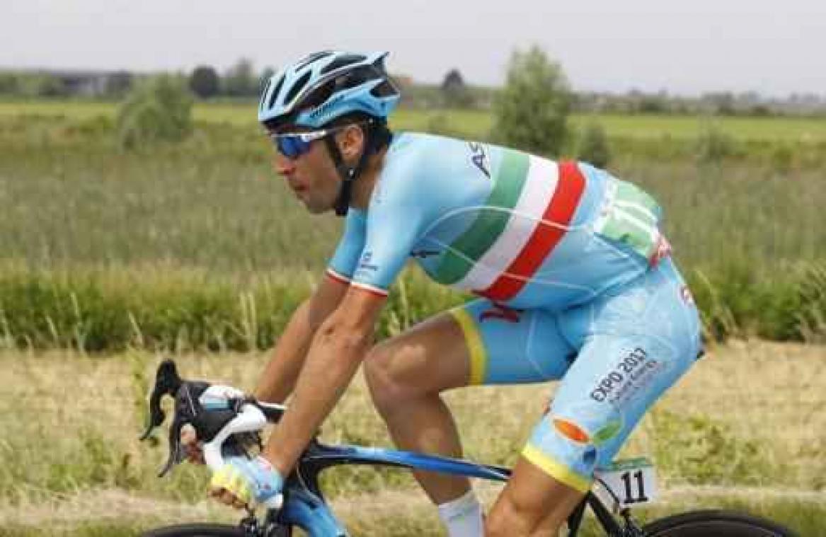 Nibali pakt bloemen in rit 19, Chaves nieuwe rozetruidrager
