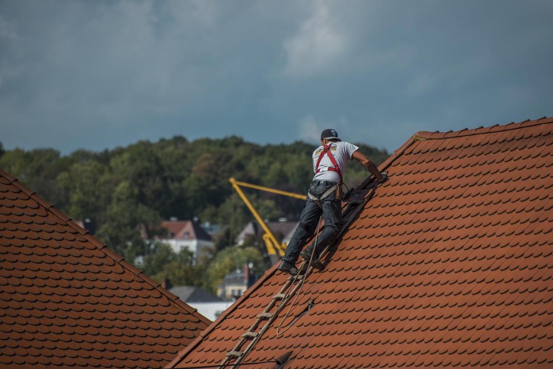 Waarom je dak laten controleren vóór de winter in de Brusselse rand essentieel is