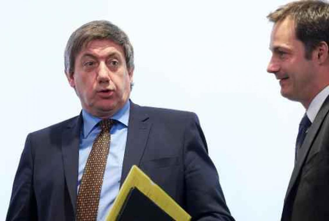 Jambon gaat stakende politiemensen desnoods opvorderen