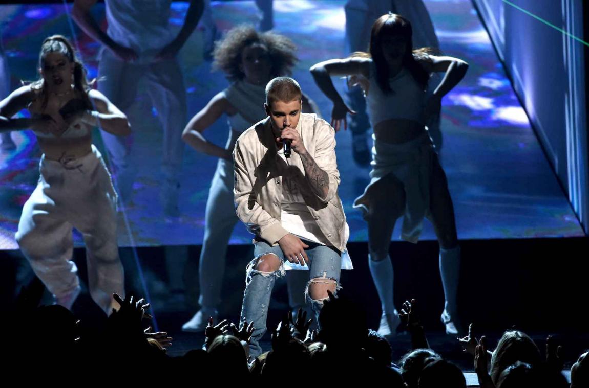 Justin Bieber gaat opnieuw uit de kleren