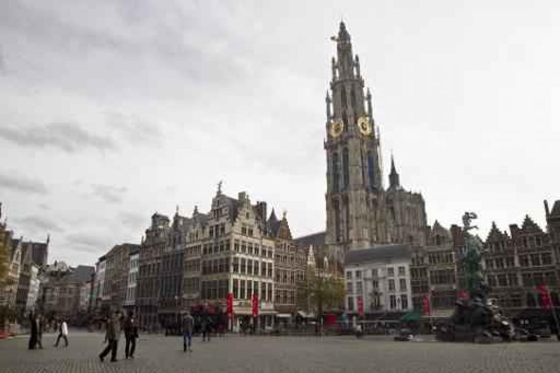 Blikseminslag op kathedraal en her en der wateroverlast in Antwerpen