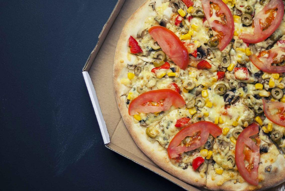 Domino's levert pizza op de bus
