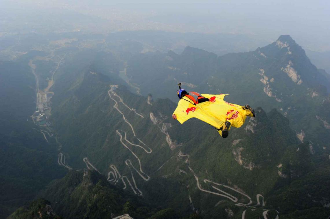 Stuntman vliegt als menselijke pijl over Chinese Muur