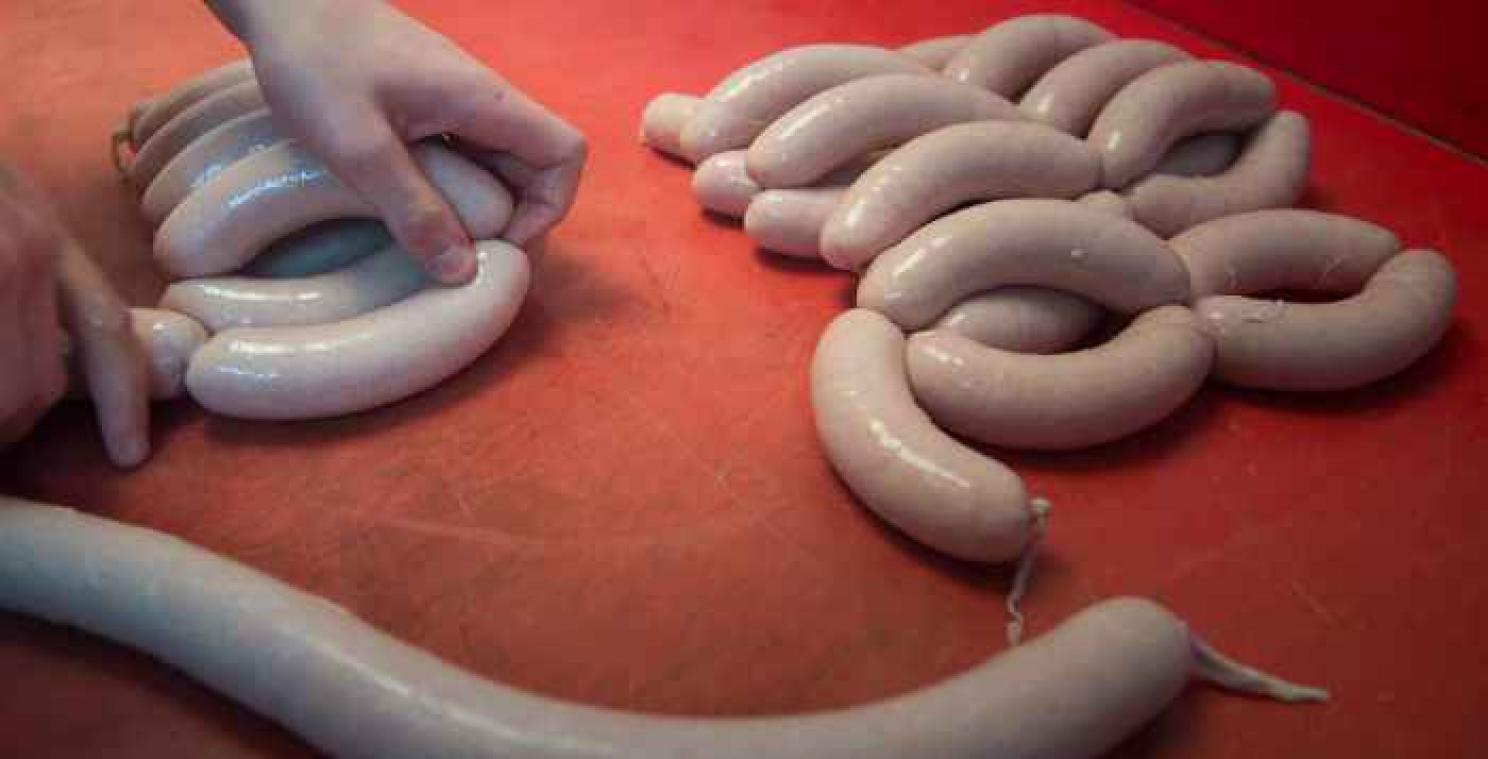 Veganistische zaak aangevallen met worsten en satés