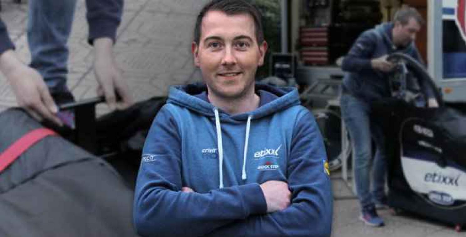 Mecanicien Etixx-Quick Step is wereldkampioen fiets-in-zak-steken