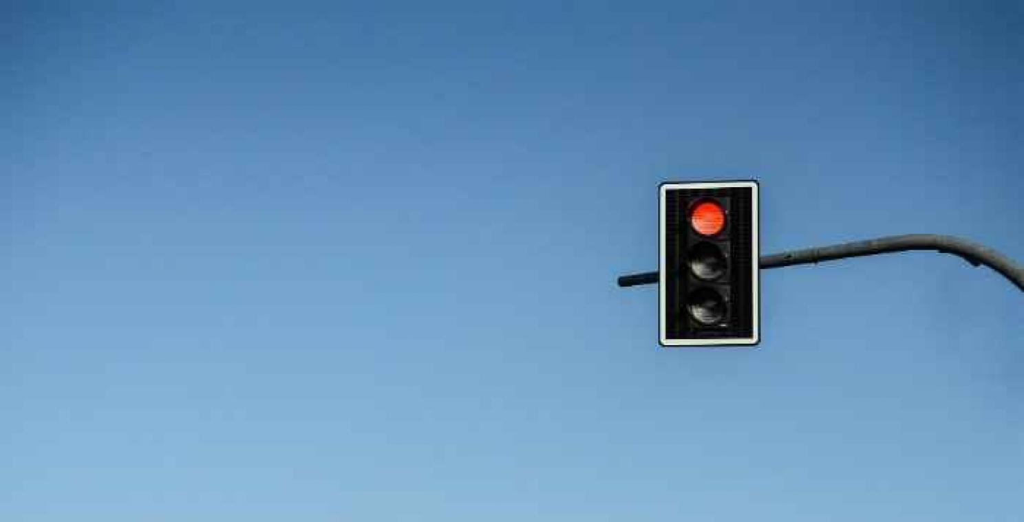 Kind verklikt zijn vader nadat die door het rood rijdt