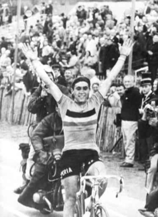 Eddy Merckx huldigt twee nieuwe fietsroutes in vanuit geboortedorp Meensel-Kiezegem