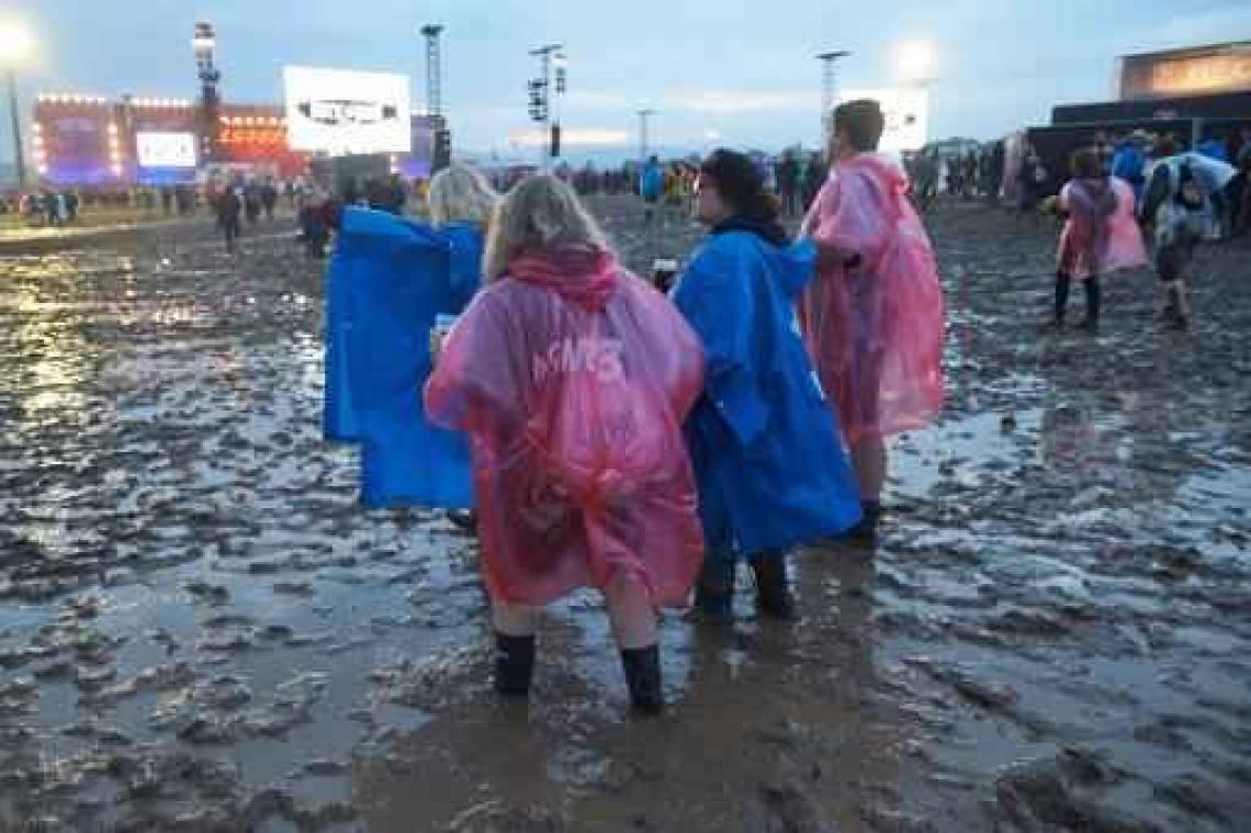Overstromingen eisen 7 levens in Beieren, minstens 8 gewonden na storm op rockfestival