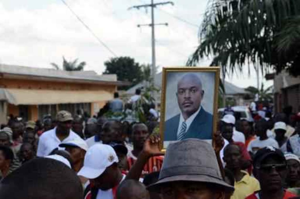 Nachtje cel voor 11 jongeren die op foto's van Burundese president krabbelden