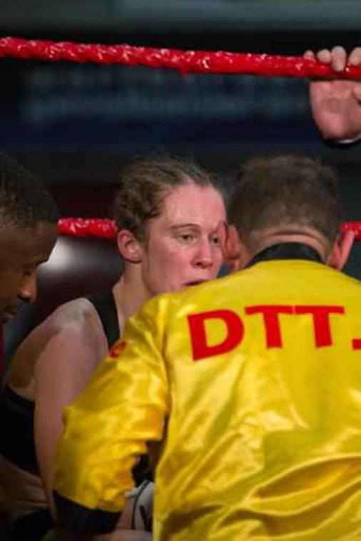 Boksgala Roeselare - Delfine Persoon draagt zege op aan Muhammad Ali