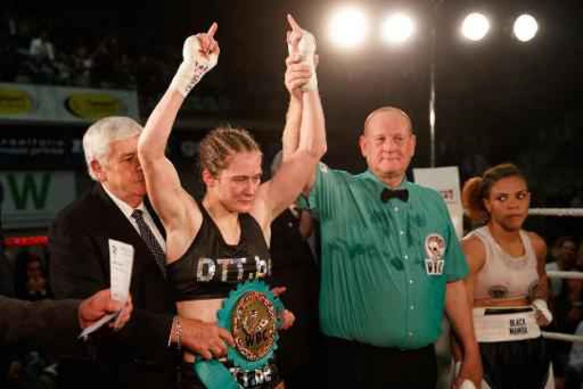 Boksgala Roeselare - Delfine Persoon verlengt WBC-wereldtitel