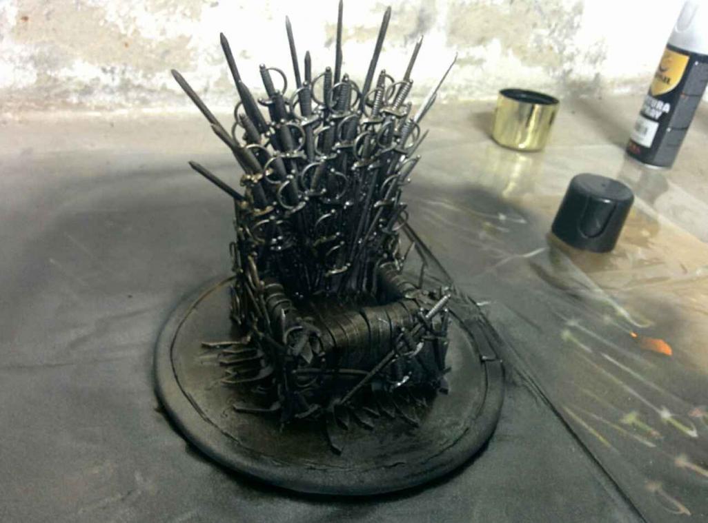 Maak je eigen IJzeren Troon uit Game of Thrones voor je smartphone met een spons