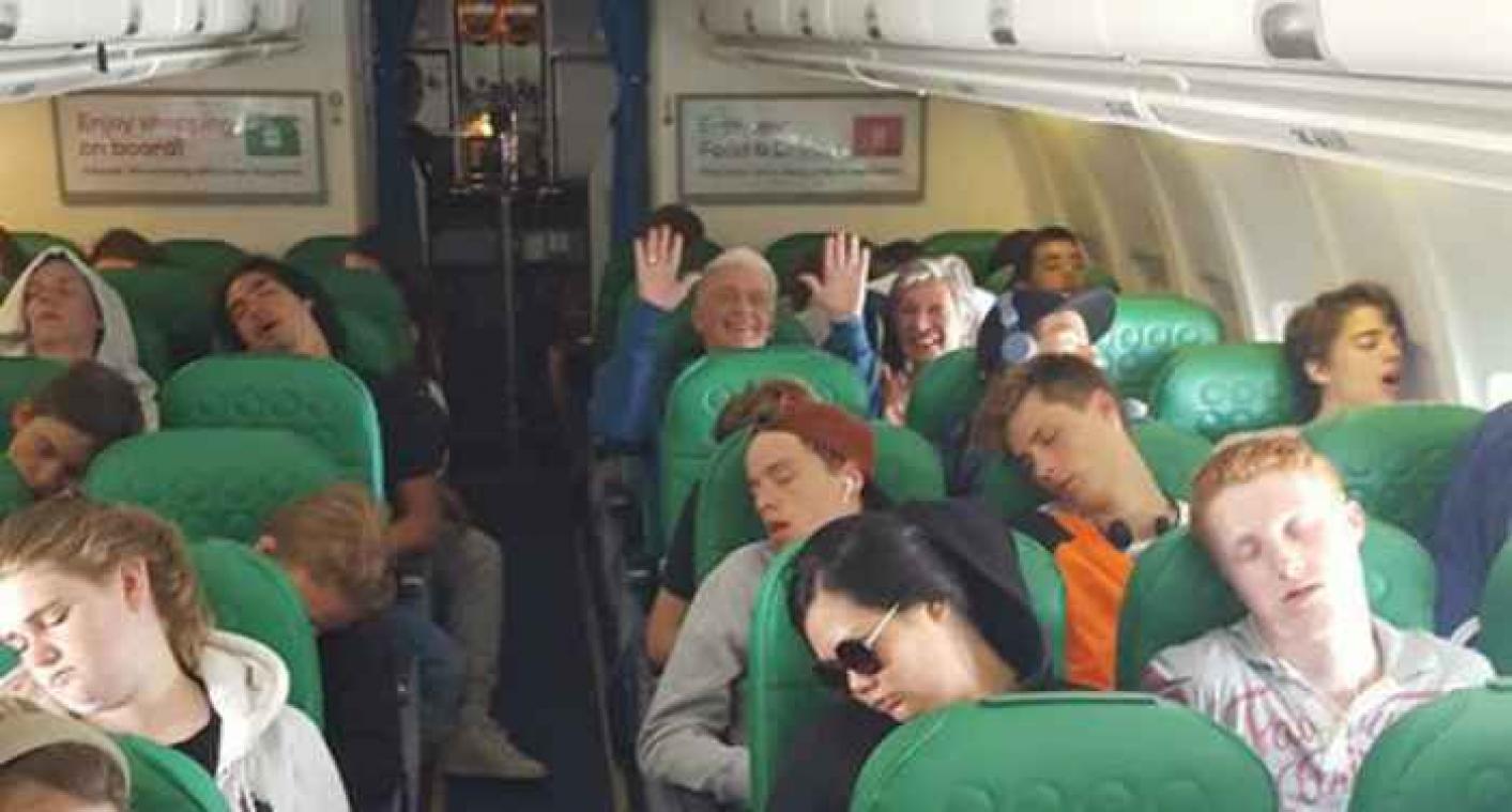 Hilarisch: Nederlands koppel beleeft rustige vlucht met feestbeesten